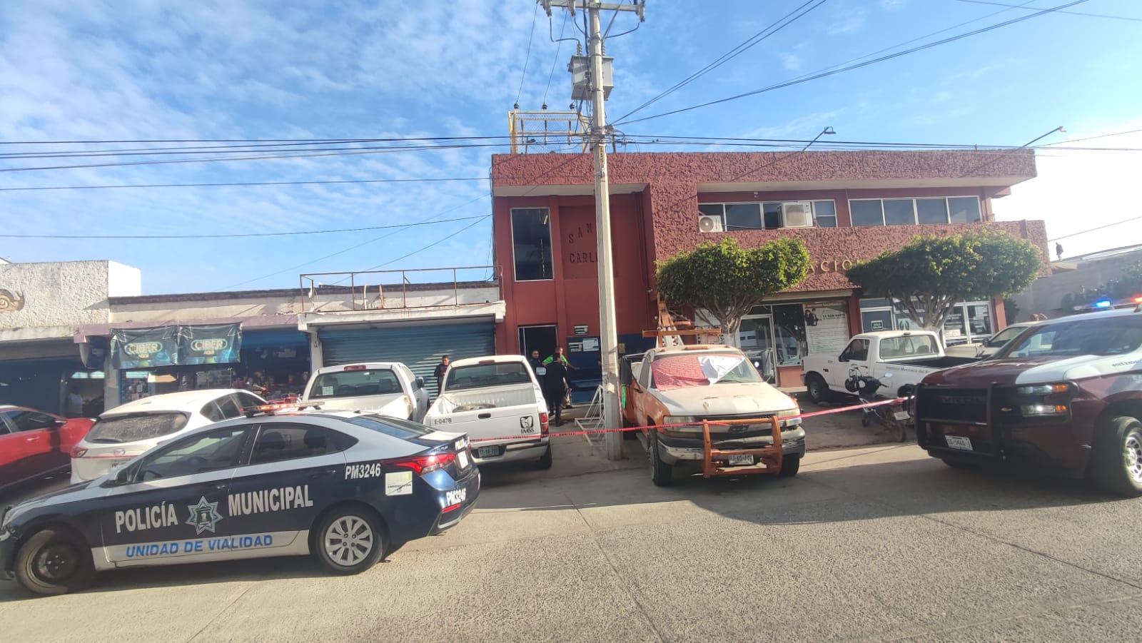 Presunto robo de combustible a camionetas del IMSS provoca incendio y evacuan la Subdelegación, en Los Mochis