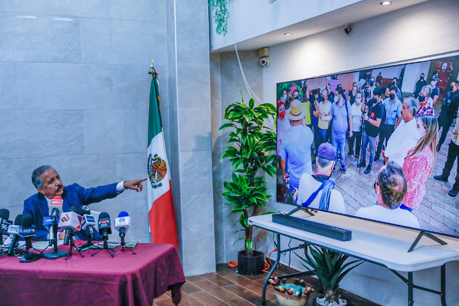 Reitera Estrada Ferreiro que no insultó a viudas de policías y presenta video para echar abajo acusaciones