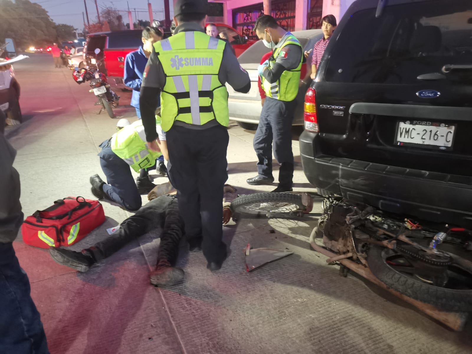 Repartidor de una tienda de abarrotes es embestido por un automóvil, en Los Mochis