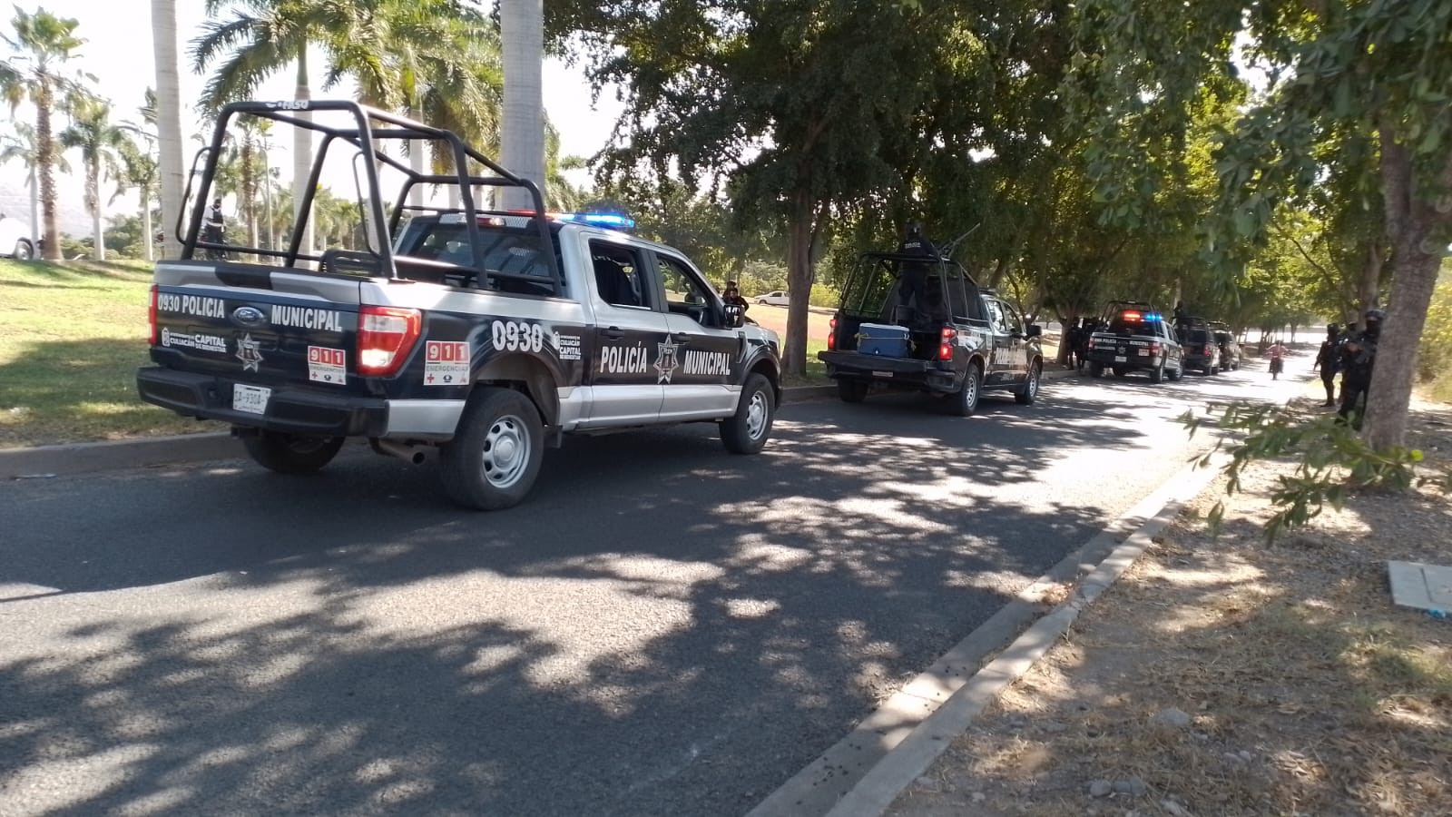 Traían armas reales y réplicas, los cuatro detenidos al despojar camioneta y agredir a balazos a policías, en Culiacán