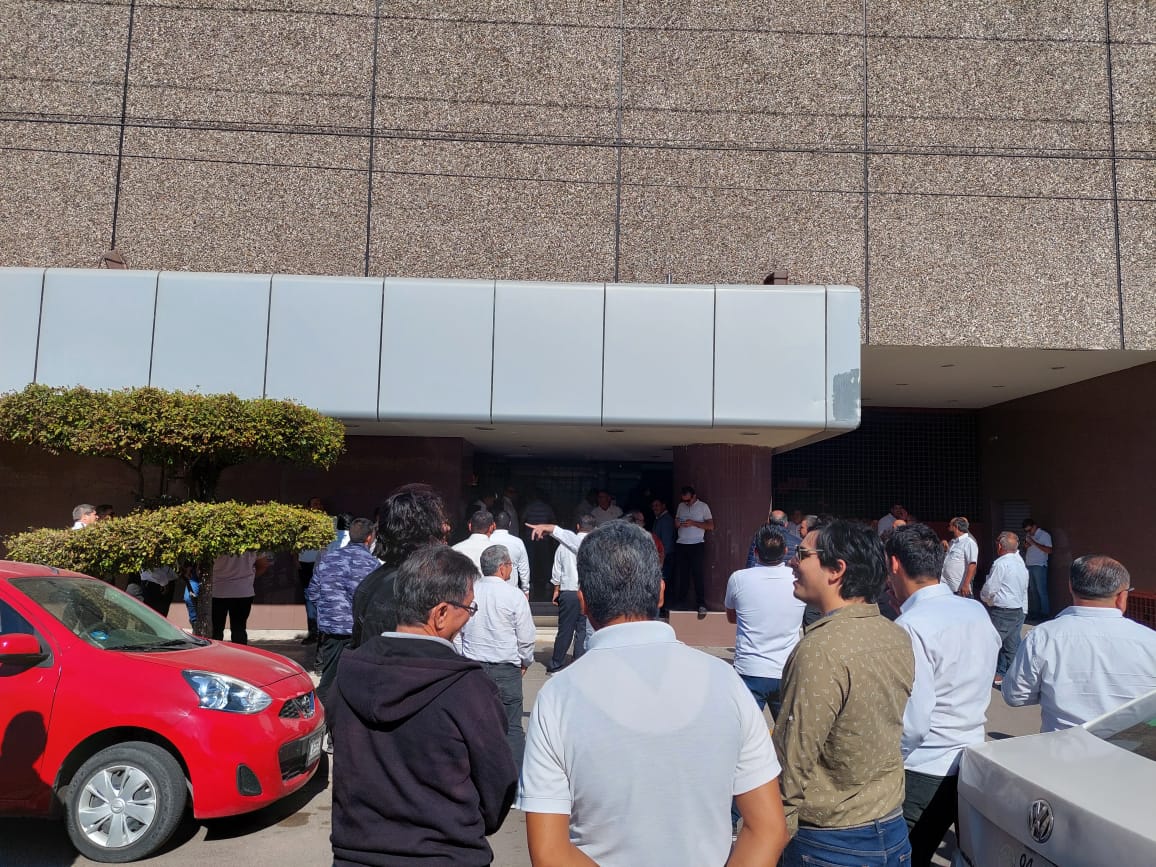 Se manifiestan taxistas de Los Mochis contra casa editorial por noticia falsa; exigen replica por portada