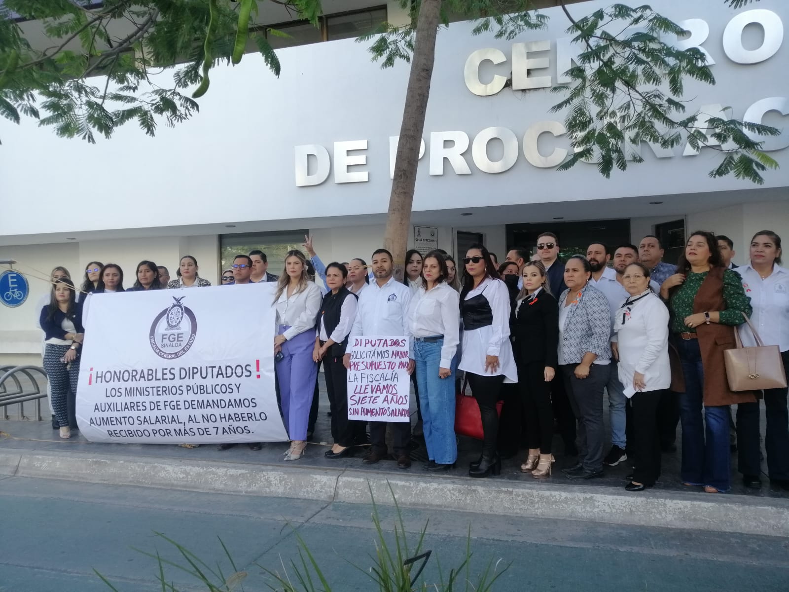 Se manifiestan trabajadores de la Vicefiscalía Zona Norte en Los Mochis, exigen aumento salarial