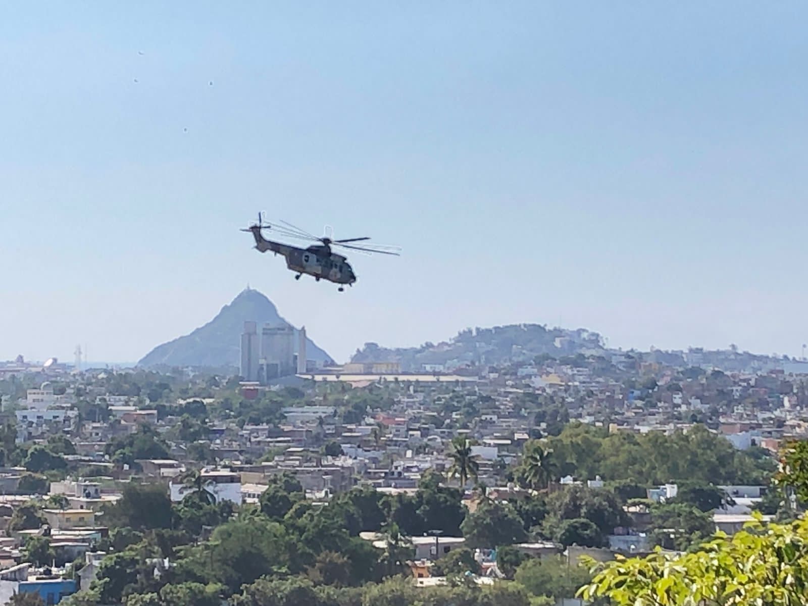 Por aire supervisa AMLO canales de la Picachos, se va a Siqueros