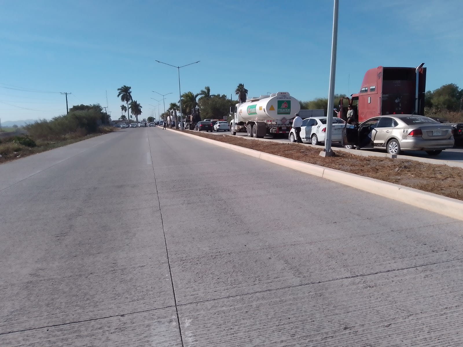 Taxistas bloquean la carretera Los Mochis-Topolobampo