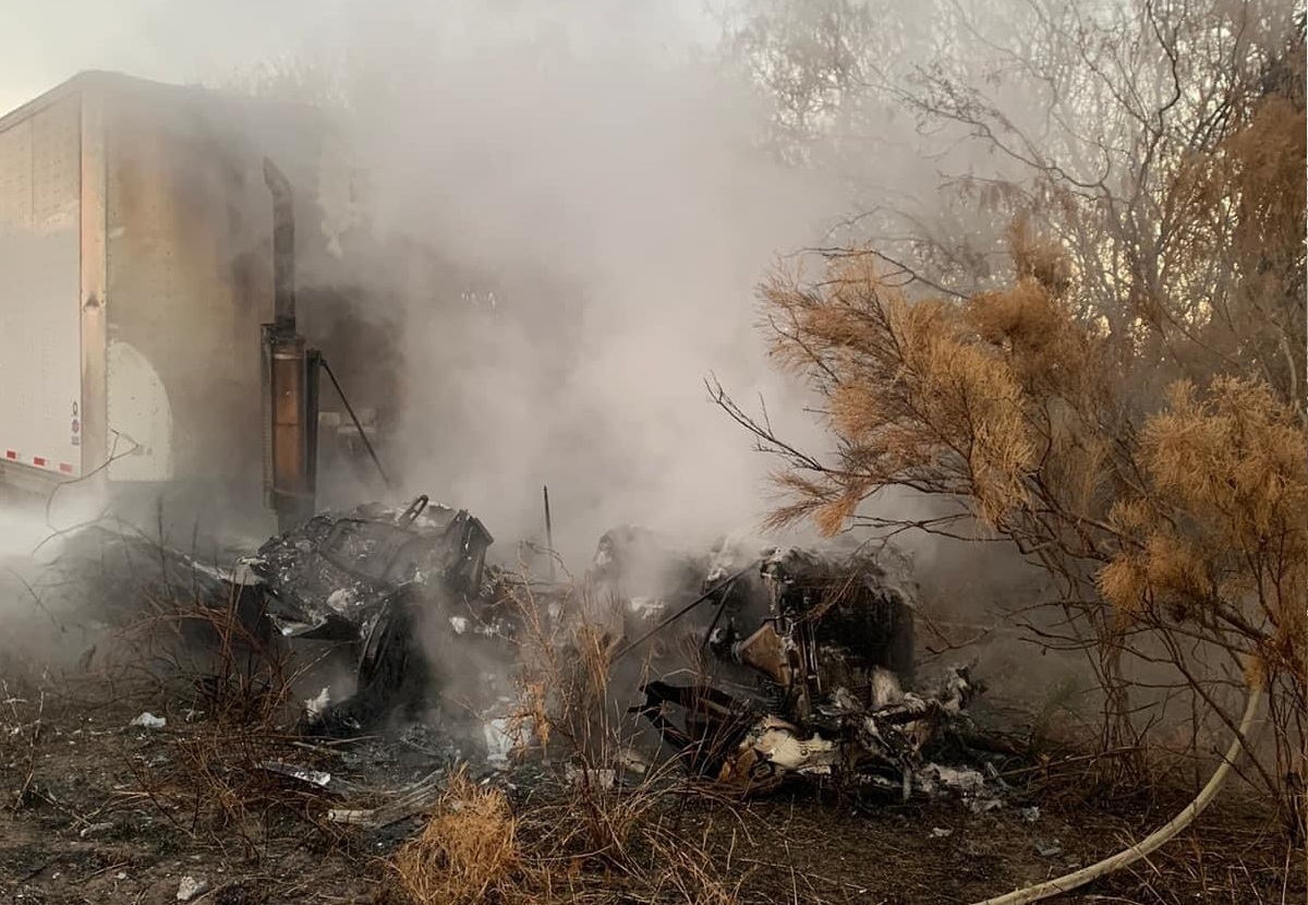 Trailero pierde la vida luego de que la unidad en la que viajaba se incendiara, en el Valle del Carrizo, Ahome