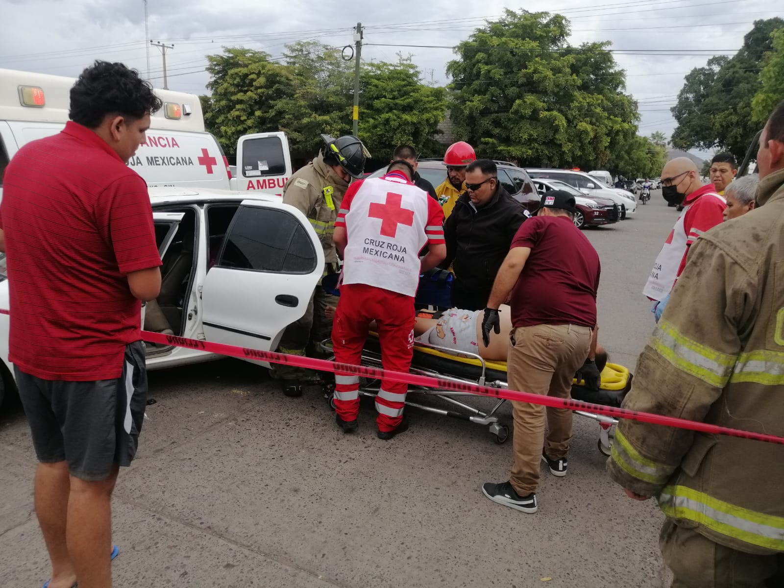 Una mujer embarazada y un niño quedaron prensados luego de sufrir un accidente en Los Mochis