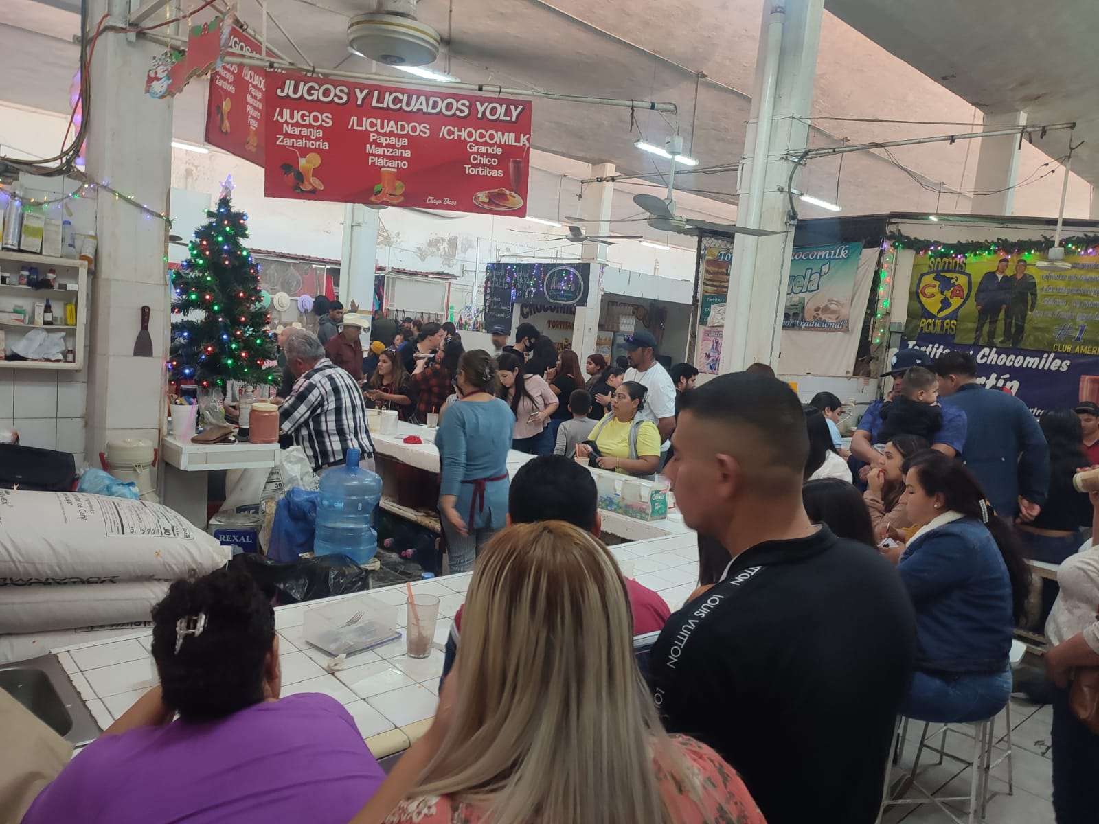 ¡Sobre las tortitas! Vacacionistas atiborran los puestos del popular alimento en el Mercado de Guasave