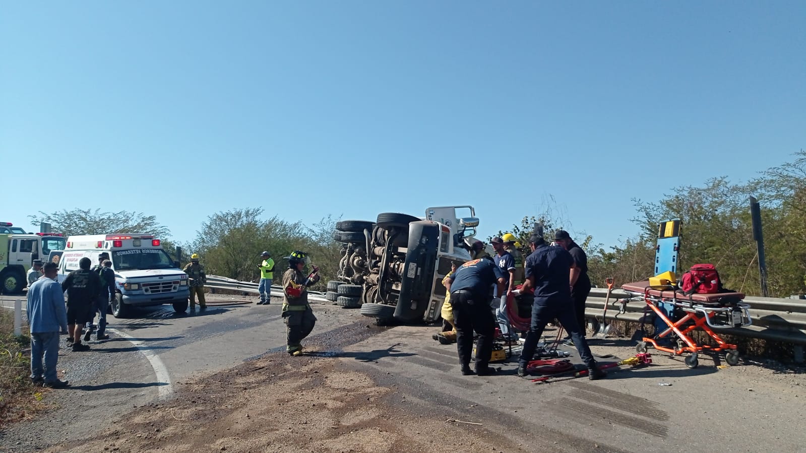 Volcado termina camión de volteo en curva de la Mazatlán-Culiacán