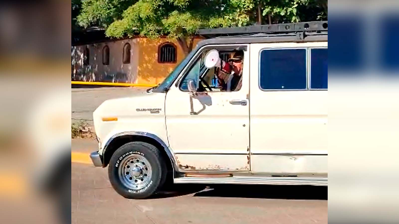 (VIDEO) ¿Quién quiere bañarse en Navidad?… Con perifoneo, sinaloitas llaman a pagar el agua