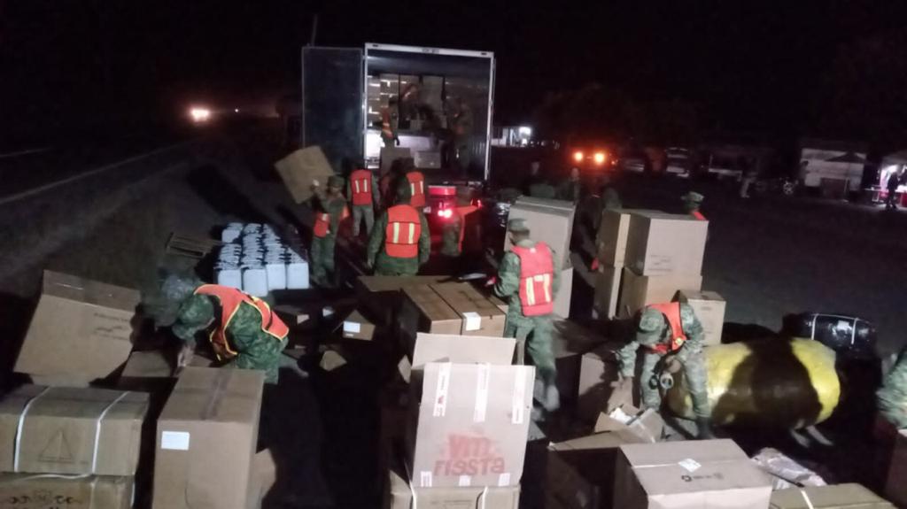 Asegura el Ejército Mexicano tractocamión cargado de costales con fentanilo, en Ahome