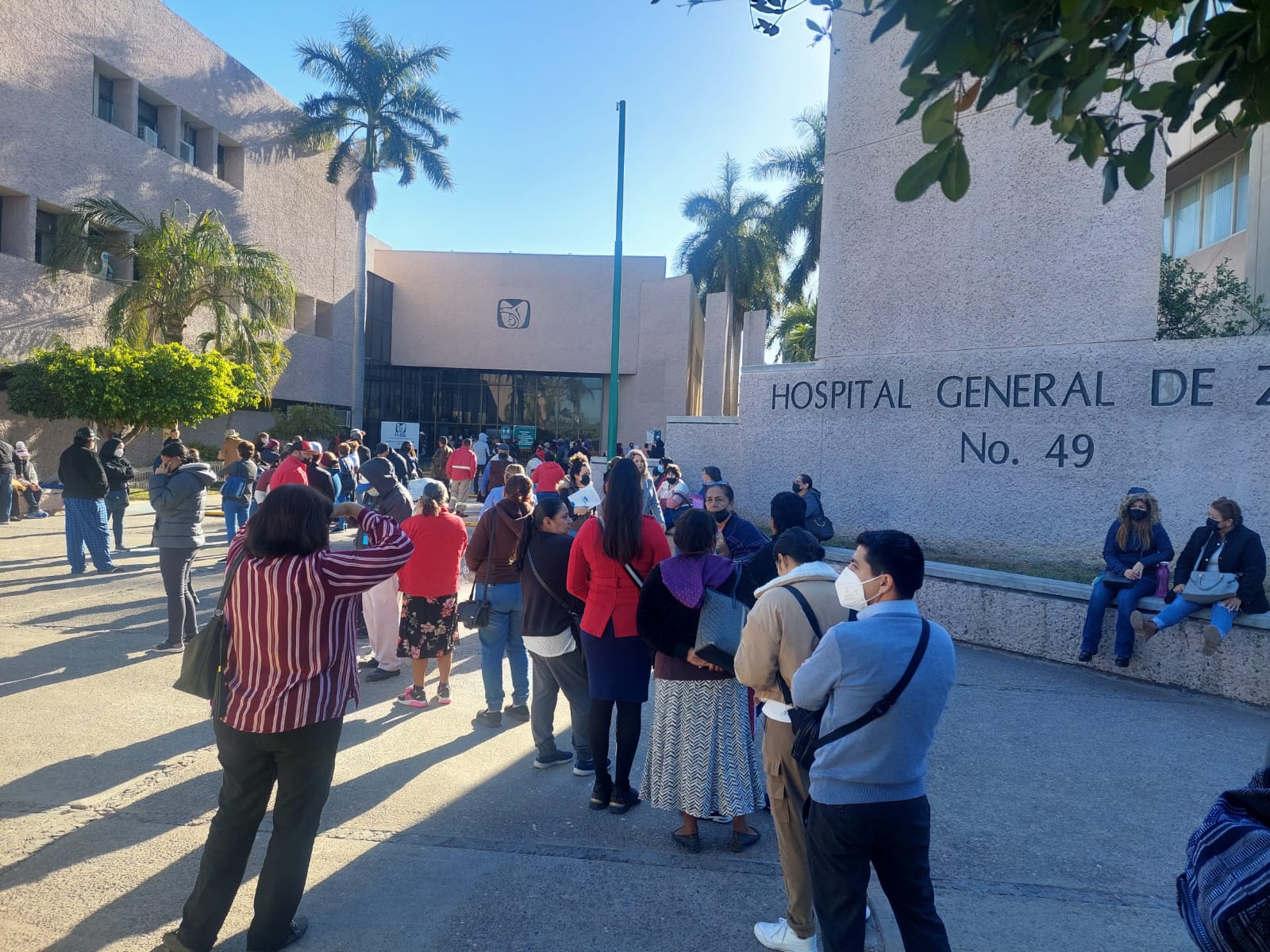 ¡Inhumano! ‘IMSS nos obliga a esperar turno en la intemperie desde la madrugada’: Derechohabientes