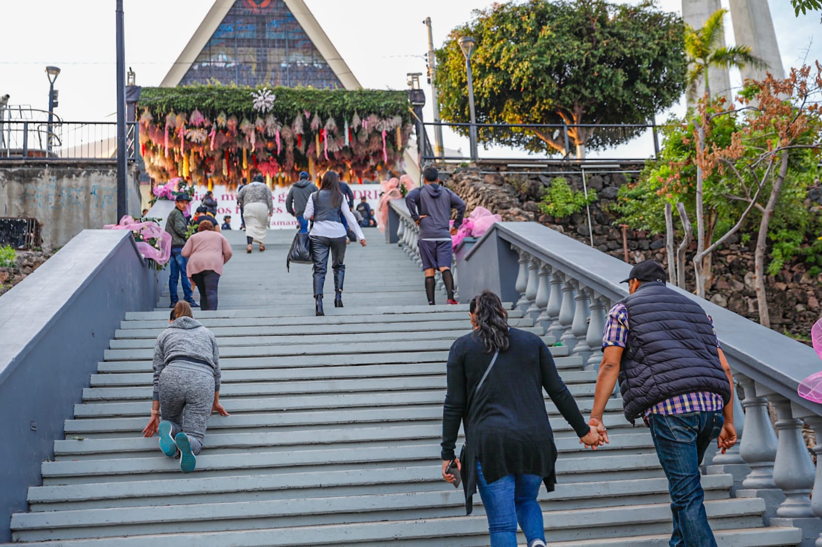 Madrugan ‘culichis’ a visitar a la Virgen de Guadalupe en su día