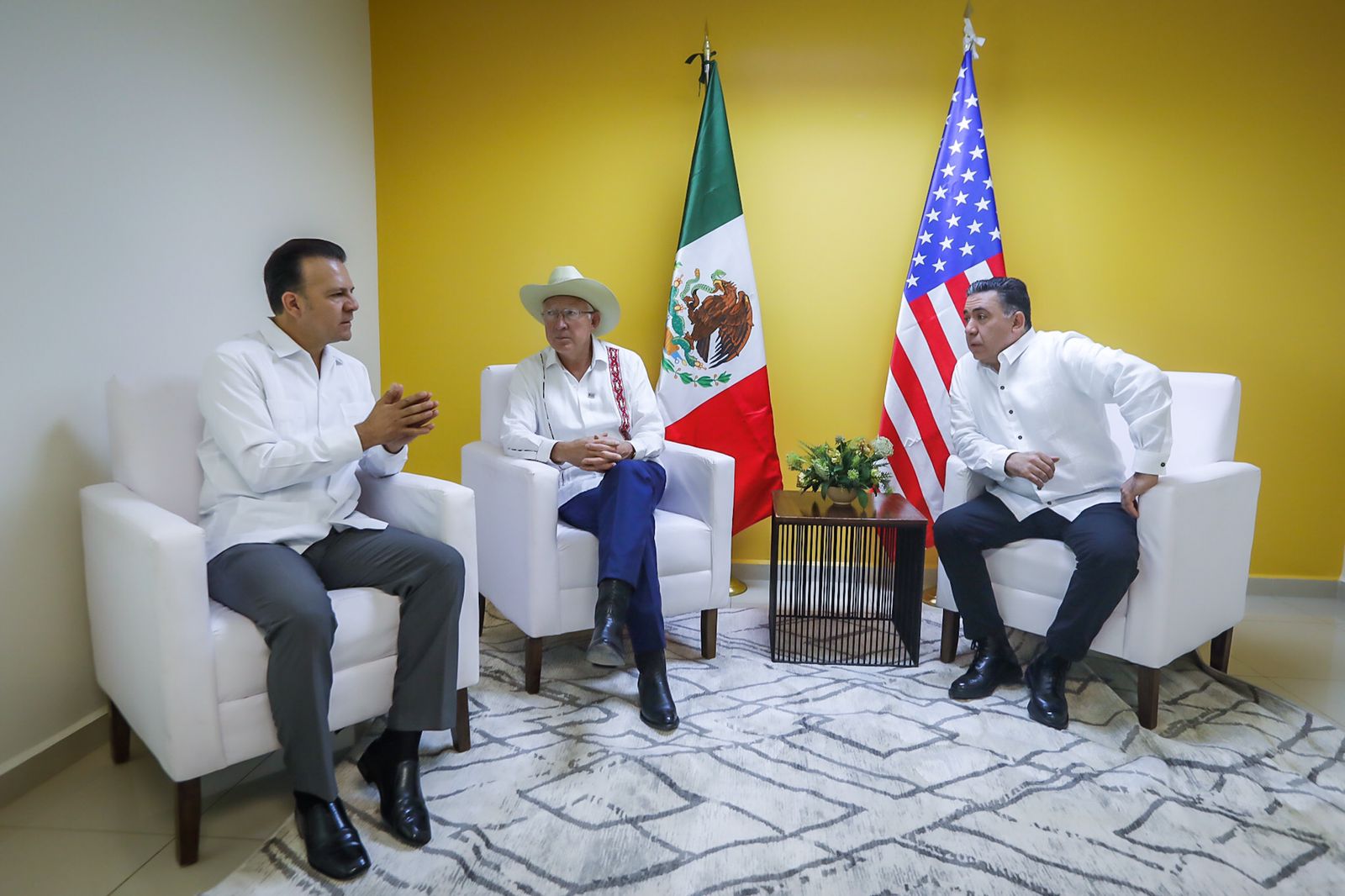 Comienza reunión bilateral en Mazatlán; embajador de EU, Ken Salazar ya conversa con gobernadores