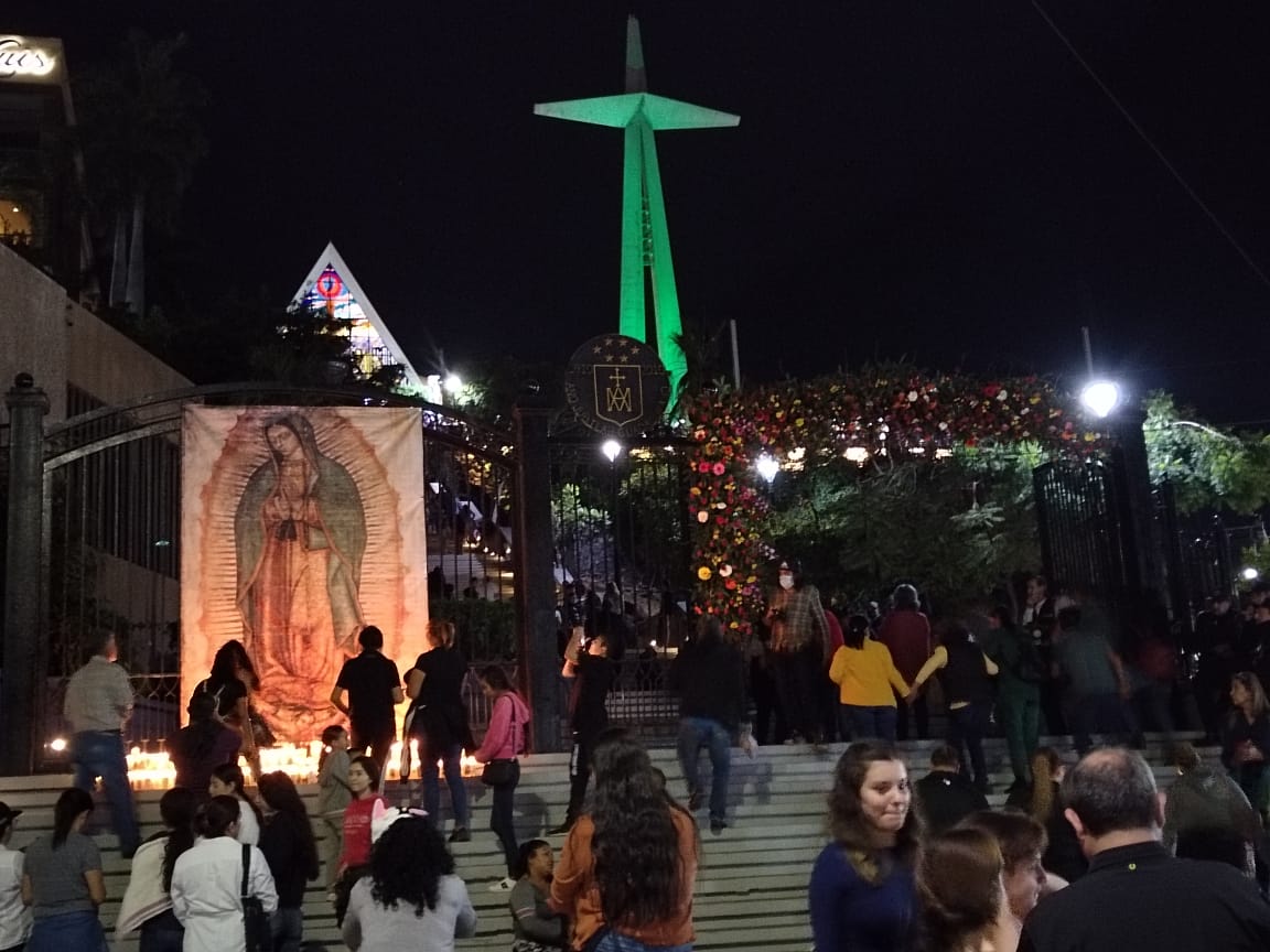 Miles de feligreses acuden a agradecer y festejar a la Virgen de Guadalupe en su día, en Culiacán