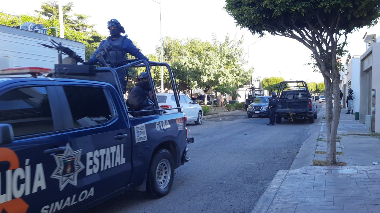 A punta de pistola despojan un Versa de lote de carros en Culiacán; amarran en el baño al encargado