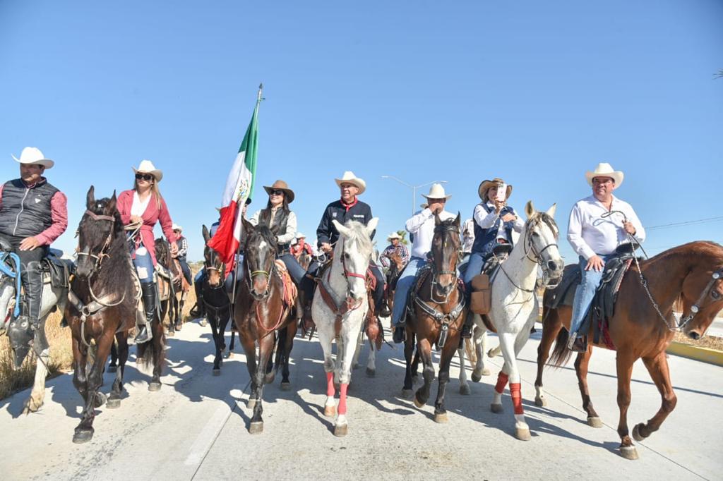 Participa Gerardo Vargas en histórica cabalgata de fin de año al cerro Iturbe y puerto de Topolobampo