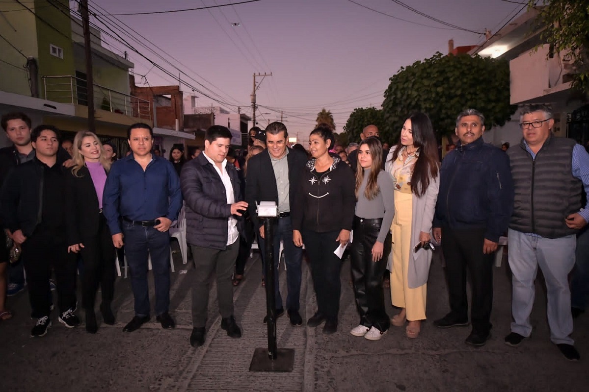 Ayuntamiento de Mazatlán y empresarios del puerto llevan alumbrado a colonias del municipio
