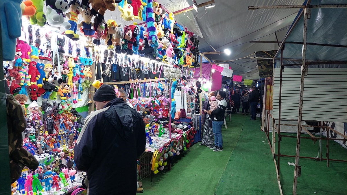 Registran buena afluencia de clientes vendedores de la Verbena Navideña de Los Mochis
