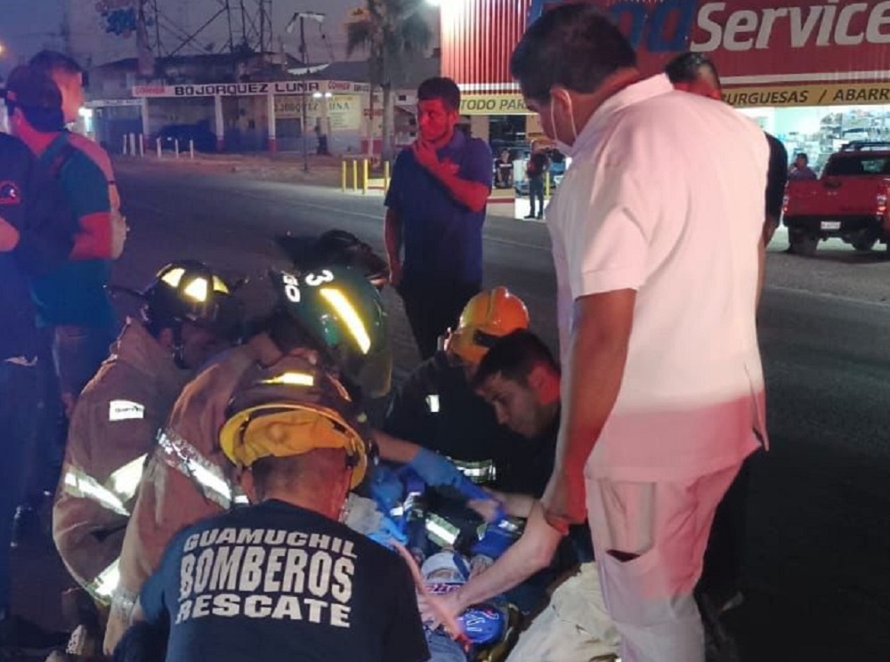 Joven motociclista termina lesionado tras ser atropellado por conductor de vehículo, en Guamúchil