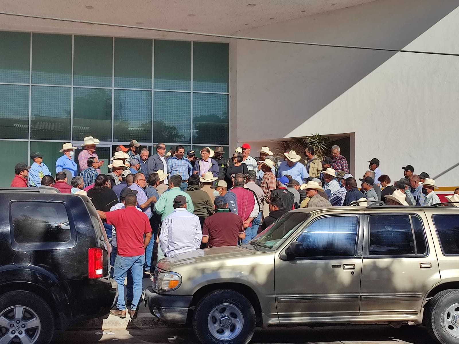 Va de nuevo, invitan a productores a continuar manifestación mañana en FND Guasave