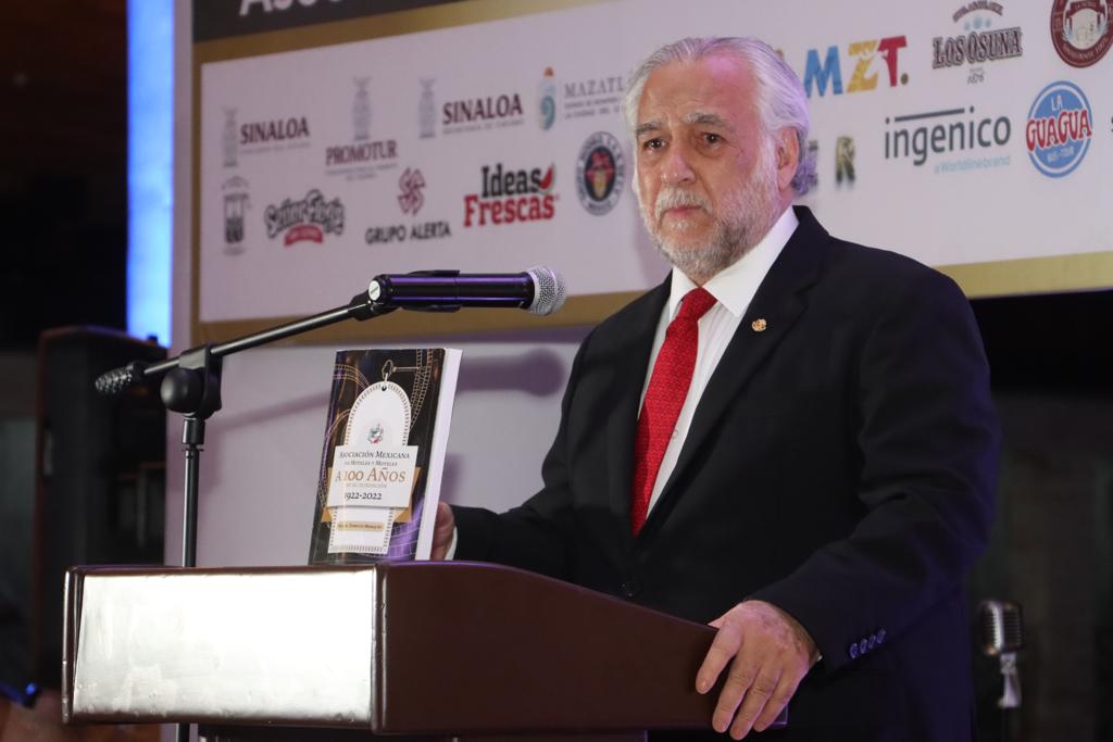 Miguel Torruco presenta libro por 100 años de la Asociación Mexicana de Hoteles y Moteles, en Mazatlán