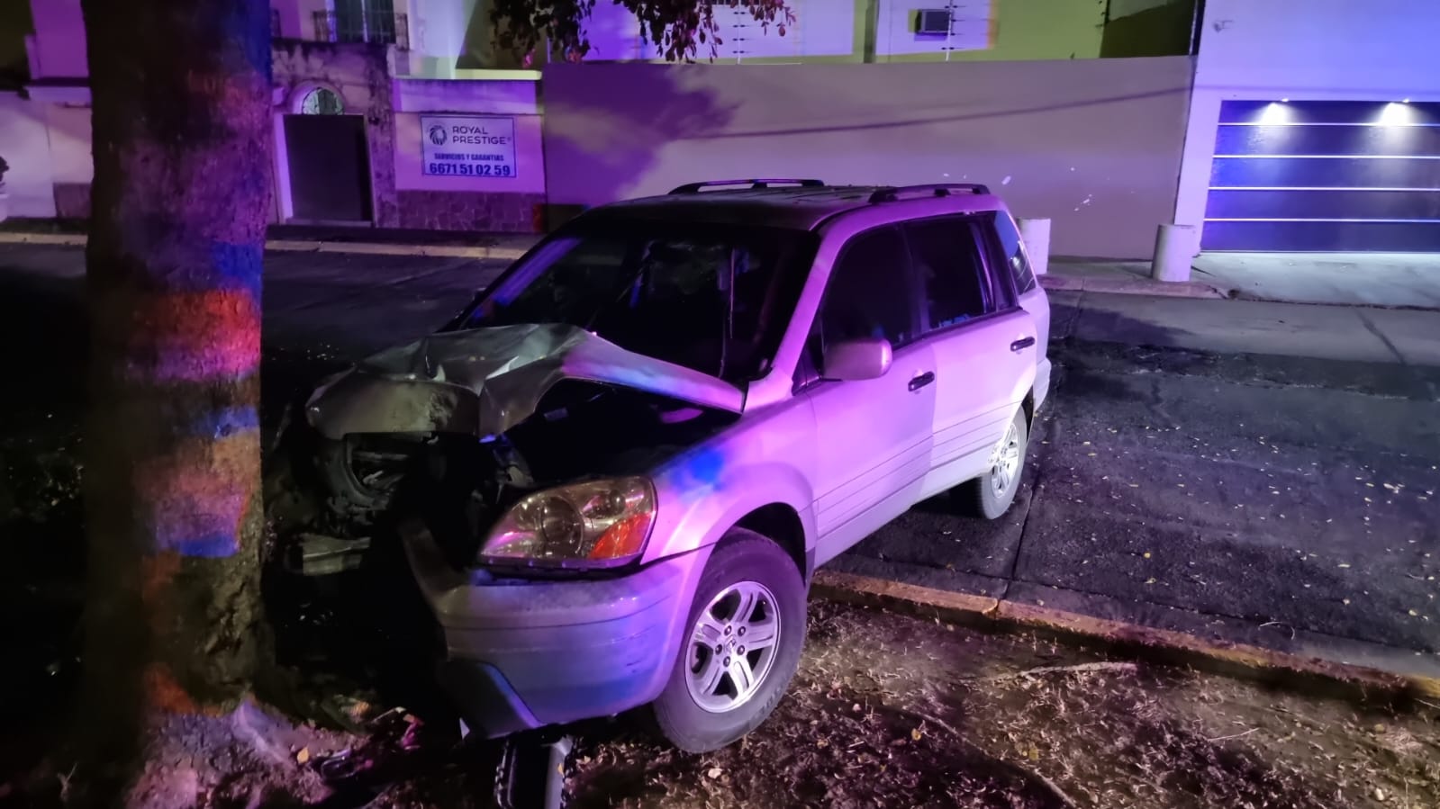 Joven mujer pierde el control de su camioneta y se impacta contra un ...