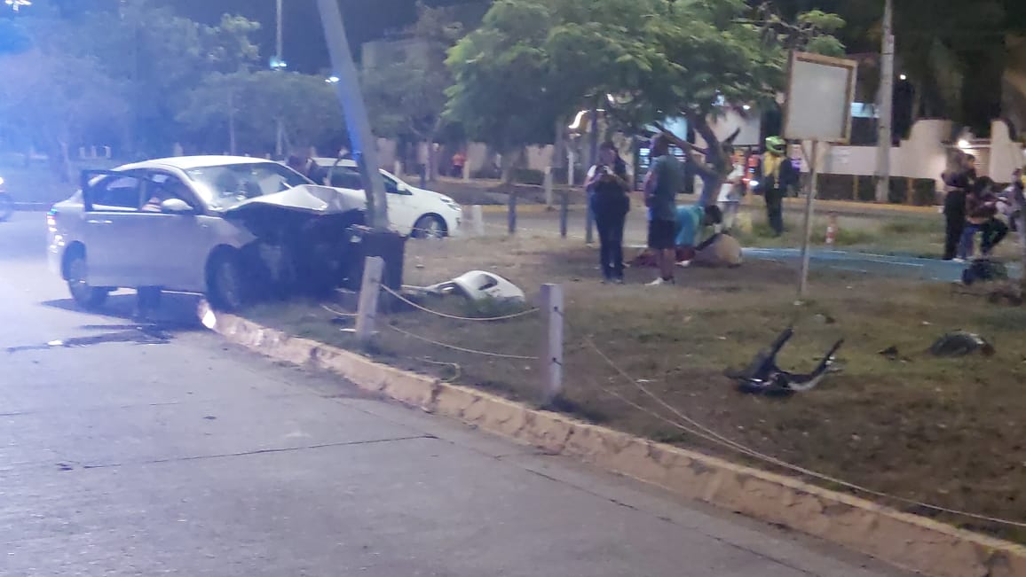 Se impacta mujer contra poste en la Sábalo Cerritos, en Mazatlán