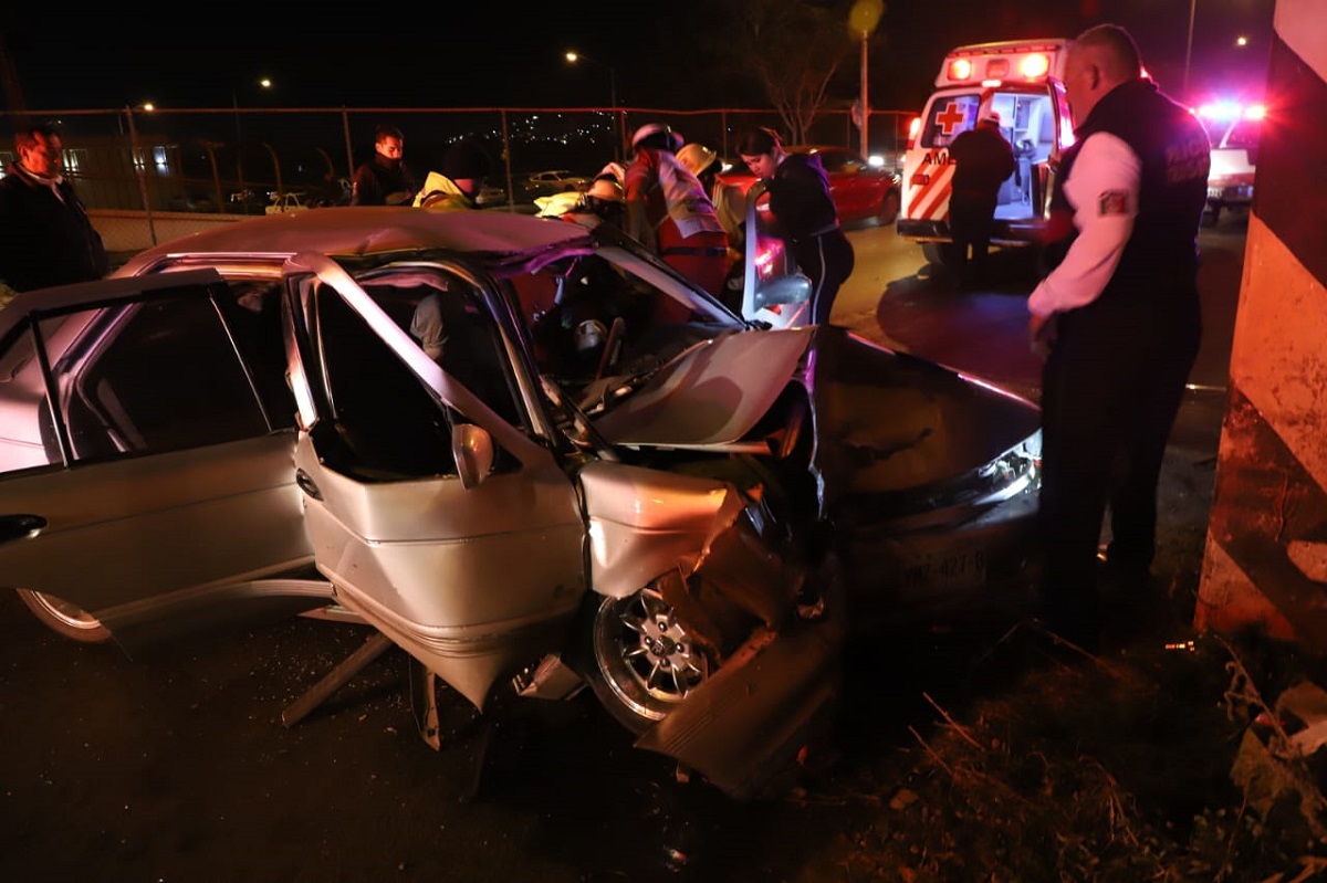 Mujer resulta lesionada tras chocar contra puente peatonal en Mazatlán