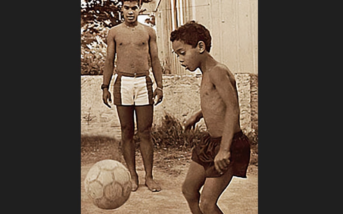 AMLO expresa condolencias por muerte de Pelé con foto de Ronaldinho y anécdota de su infancia