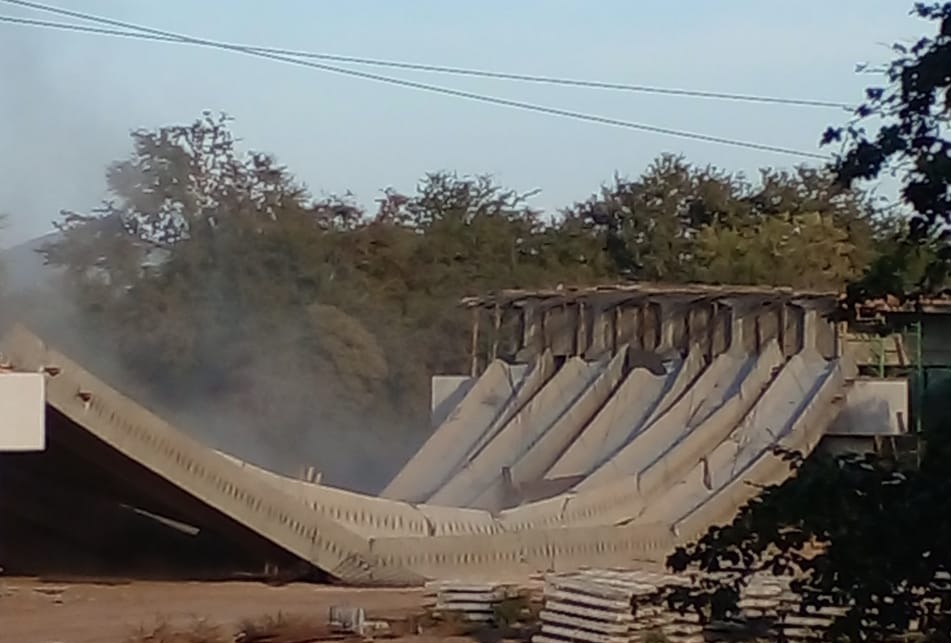 Se caen vigas de construcción en el nuevo puente de El Quelite