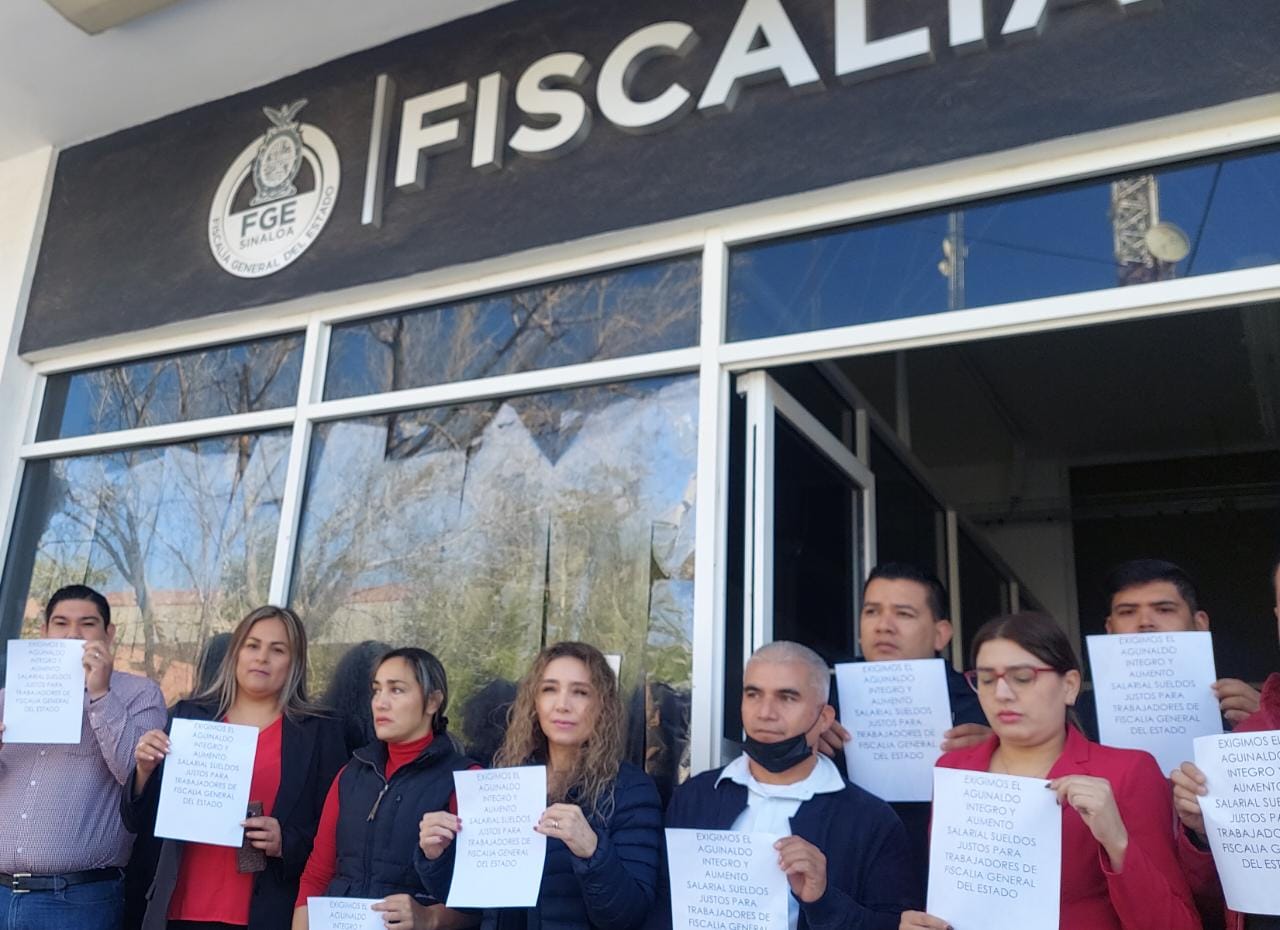 Trabajadores de la Fiscalía General del Estado en Guasave paran labores por falta de bono de 13 mil pesos