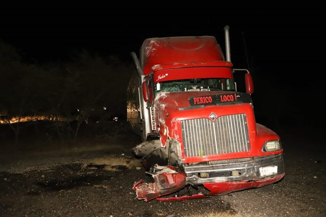 Tráiler se estrella contra muro de contención en la comunidad de Mármol, en Mazatlán