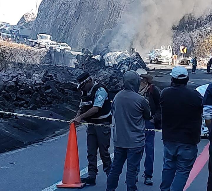 Cierran la Mazatlán-Durango por accidente de tráiler en el kilómetro 143; el chofer salió ileso