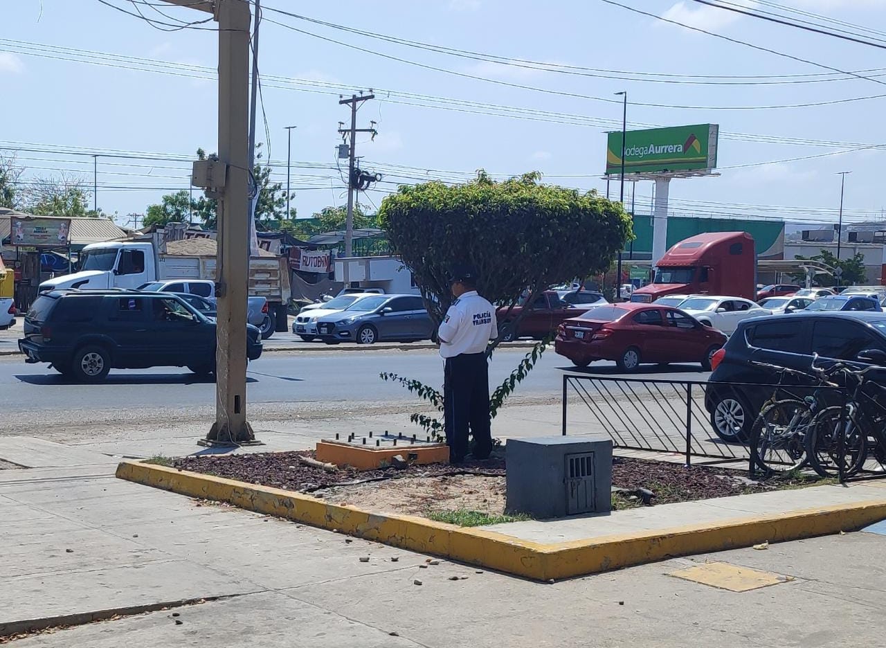 A falta de radios, permiten a tránsitos estar con el celular en semáforos de Mazatlán