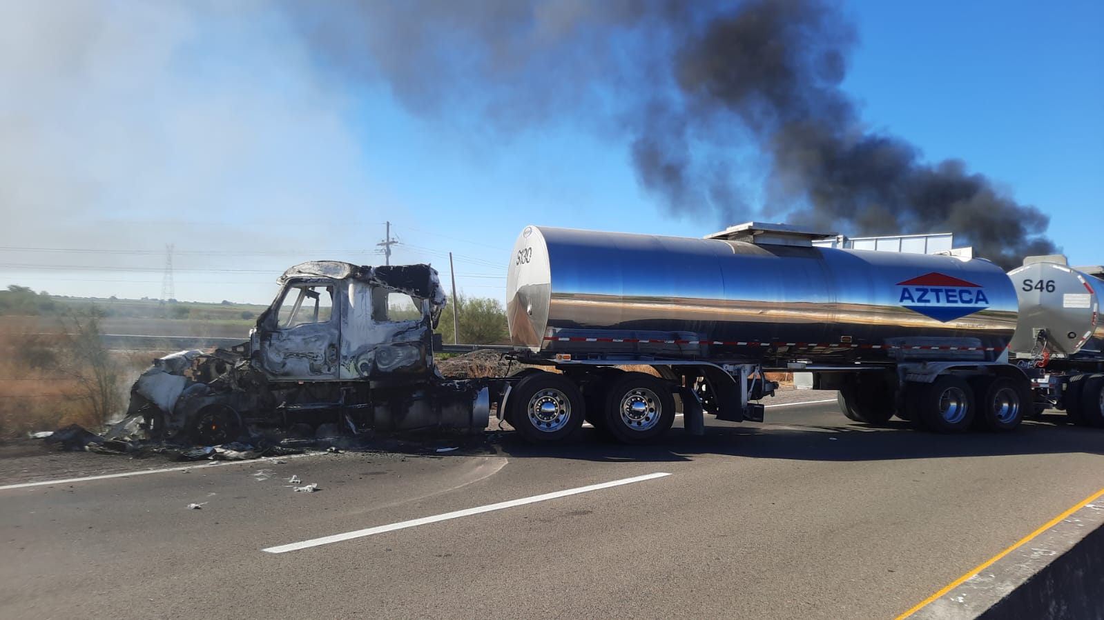10 vehículos, un tráiler y una pipa, las unidades quemadas en Las Brisas