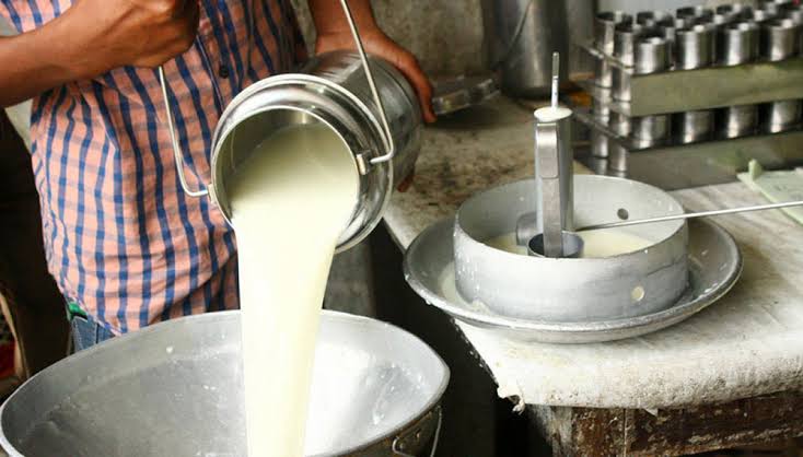 En el drenaje terminaron 30 mil litros de leche de los productores del sur tras el ‘Jueves Negro’