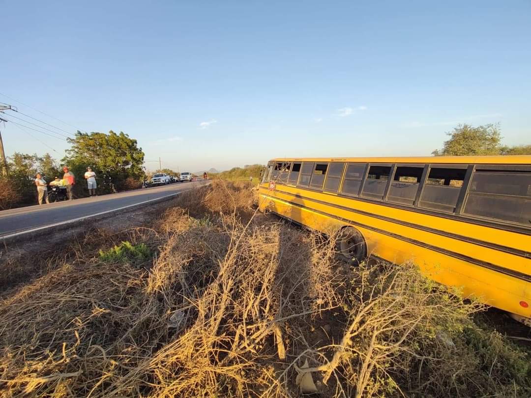 El Rosario: Accidente entre un camión y un automóvil deja al menos 7 personas lesionadas
