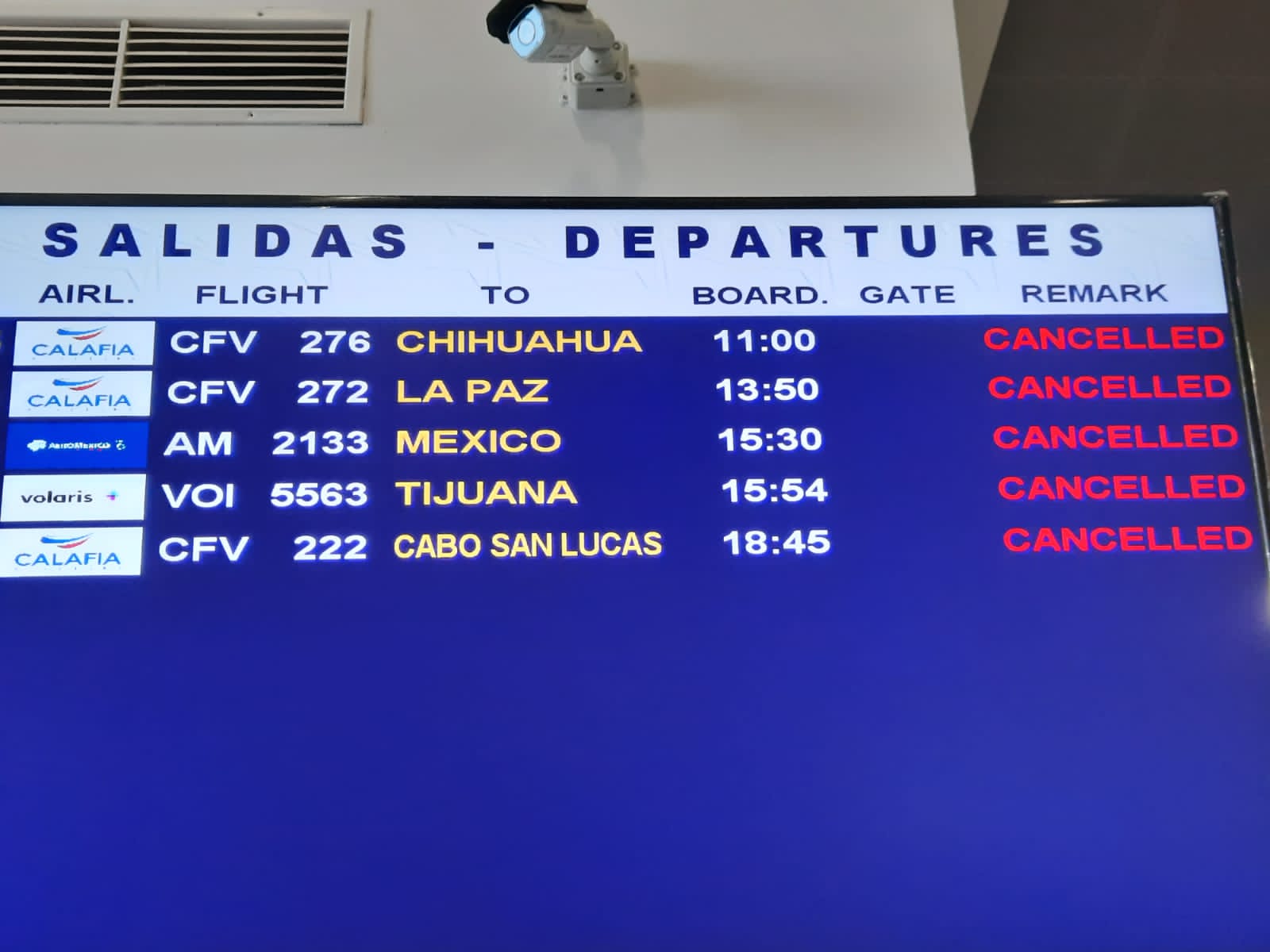Aeropuerto de Los Mochis seguirá cerrado hasta las 7:00 horas del viernes
