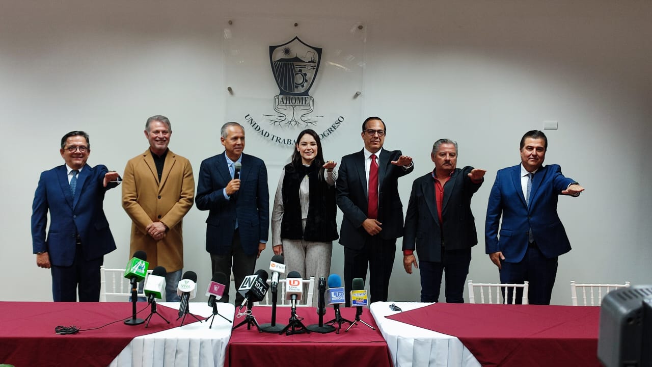 Alcalde de Ahome les toma protesta a funcionarios tras hacer enroques en su administración