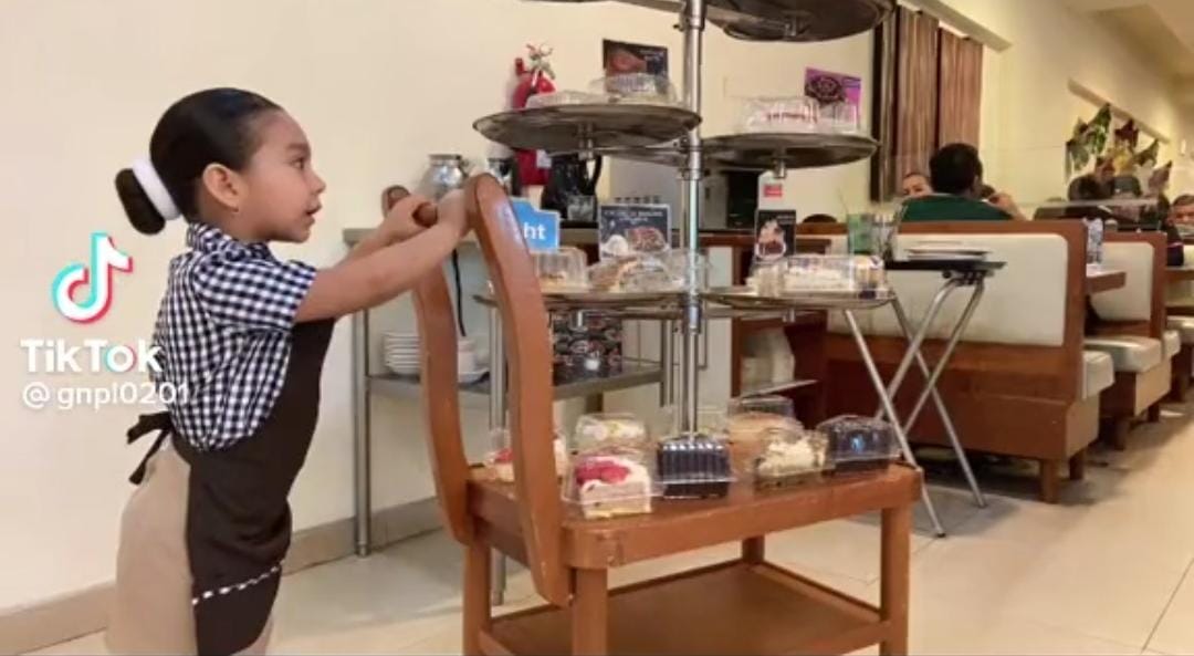 (VIDEO) Ana Paula decidió festejar su cumpleaños al estilo de Restaurantes y Pastelerías Panamá