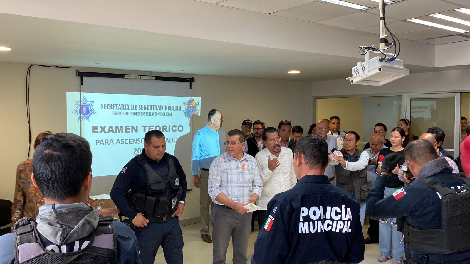 ¡Los becan! Anuncia alcalde de Mazatlán becas para policías que quieran seguir estudiando