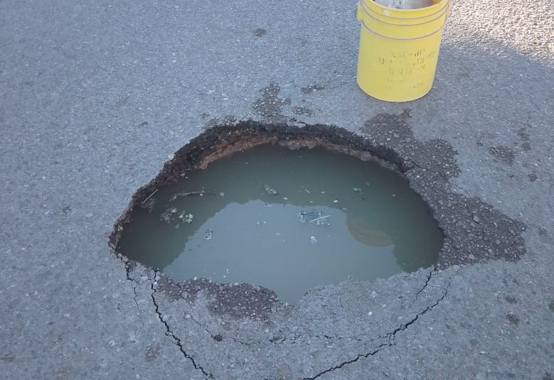 Se abre socavón en concurrida avenida del fraccionamiento el Chamizal, en Ahome