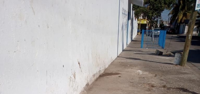 Atiende Servicios Públicos acumulación de basura en la escuela Ignacio Altamirano en Jabalines en Mazatlán; reconocen retraso
