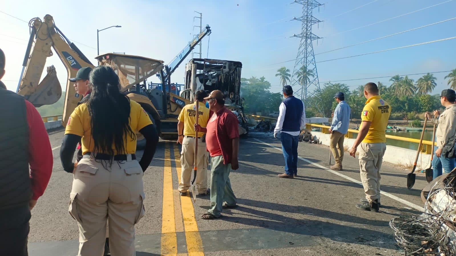 Autoridades municipales ya retiran unidades calcinadas en la carretera estatal Escuinapa-Teacapán.