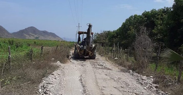 En Escuinapa suman esfuerzos para rehabilitar caminos saca cosechas