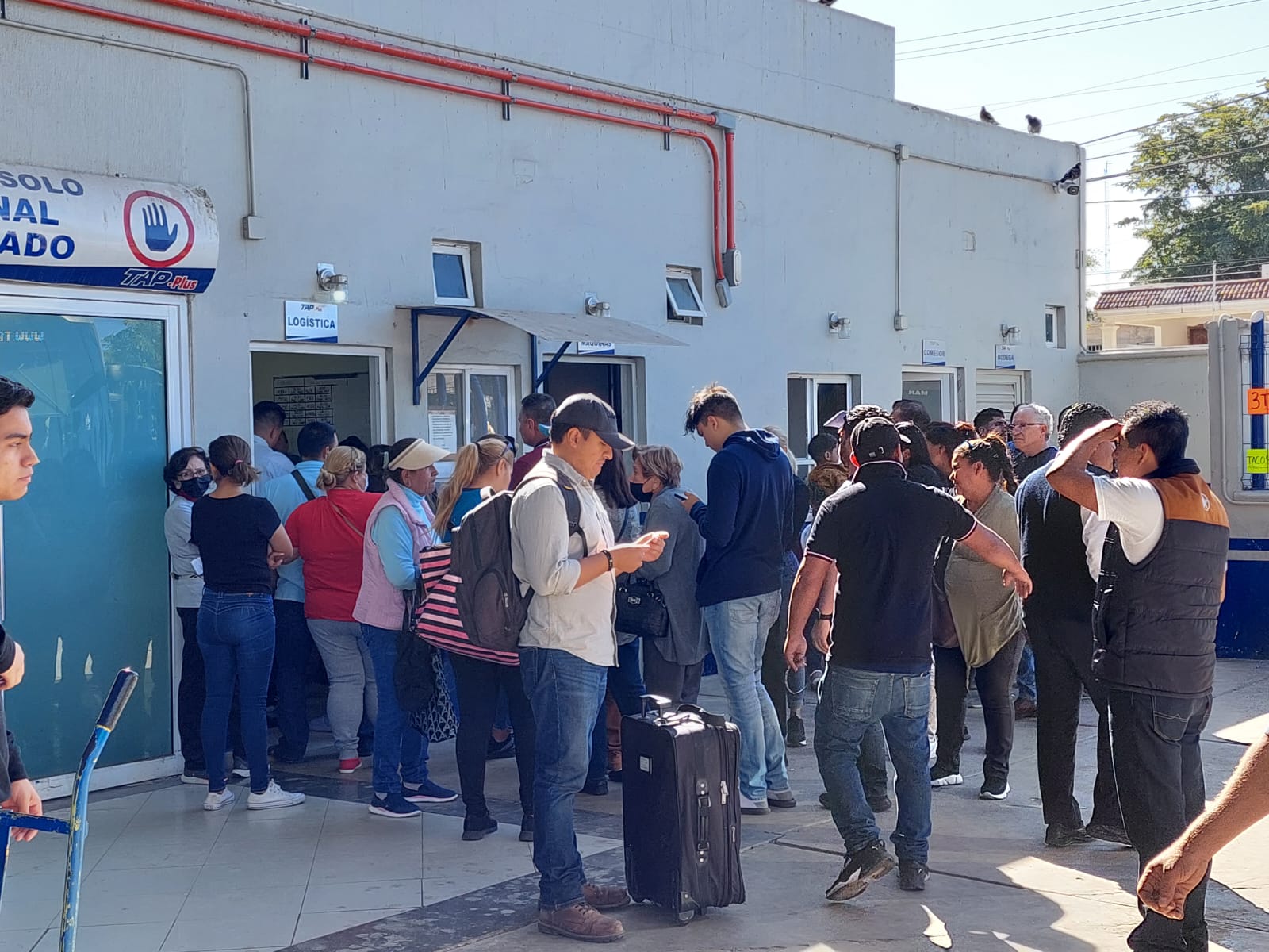 Caos en las terminales de autobuses federales, revenden boletos y pasajeros se quedan varados esperando lugar