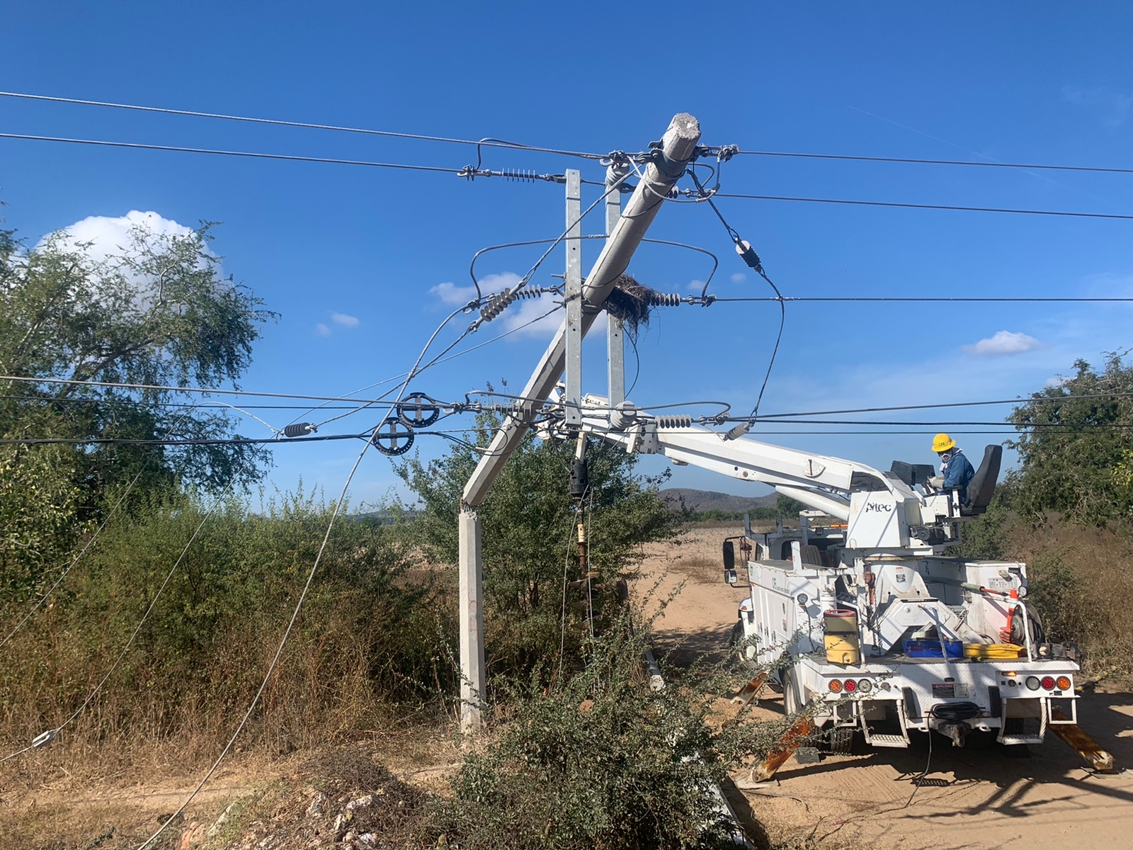 Choca retroexcavadora con poste de CFE en zona rural y provoca baja presión de agua en 10 colonias de Mazatlán