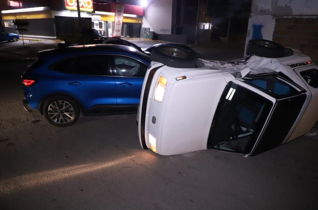 Conductora no hizo alto obligatorio y le chocan en la Ferrocarrilera en Mazatlán