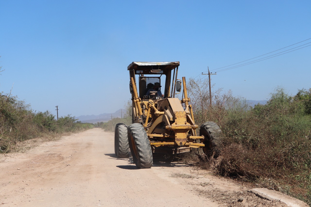 Con el respaldo de Rocha Moya, rehabilitan caminos hacia campos pesqueros en Escuinapa