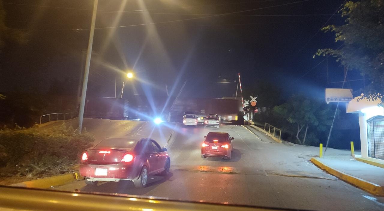 Con las plumas elevadas y sin semáforos, así se arriesgan contra el tren en el cruce Santa Rosa